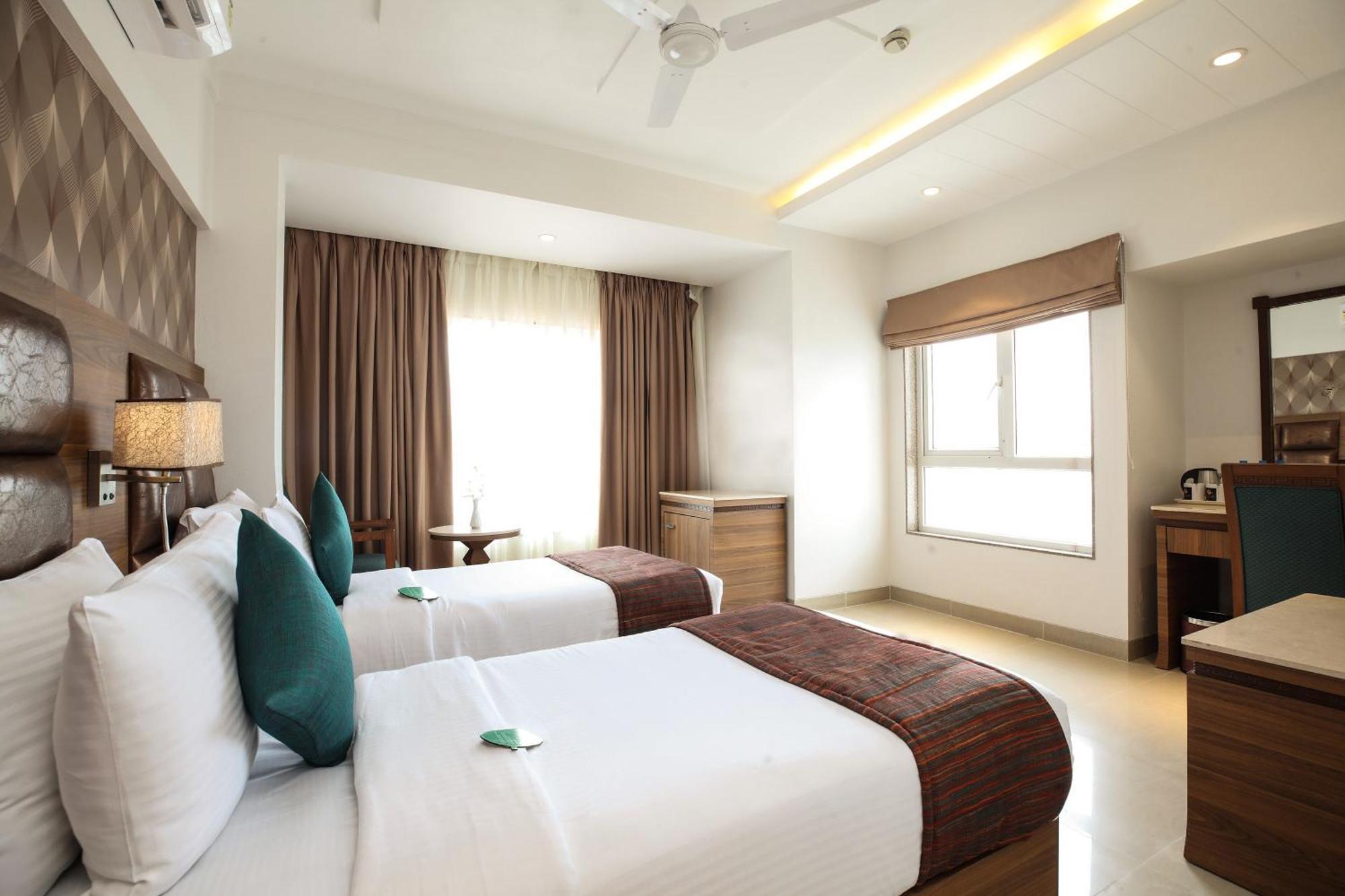Click Hotel Nashik Esterno foto