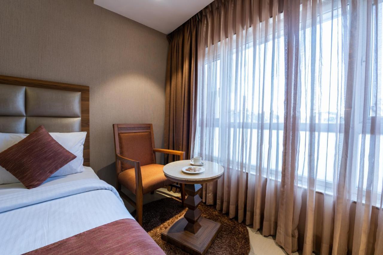 Click Hotel Nashik Esterno foto