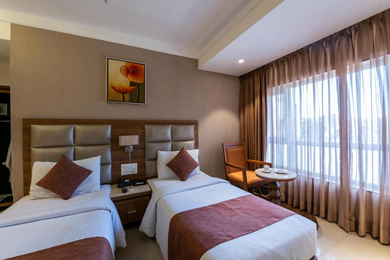Click Hotel Nashik Esterno foto