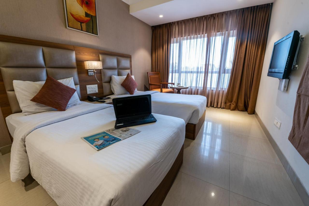 Click Hotel Nashik Esterno foto
